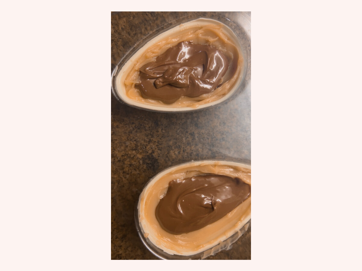 Ovos de colher recheados com doce de leite e brigadeiro de chocolate